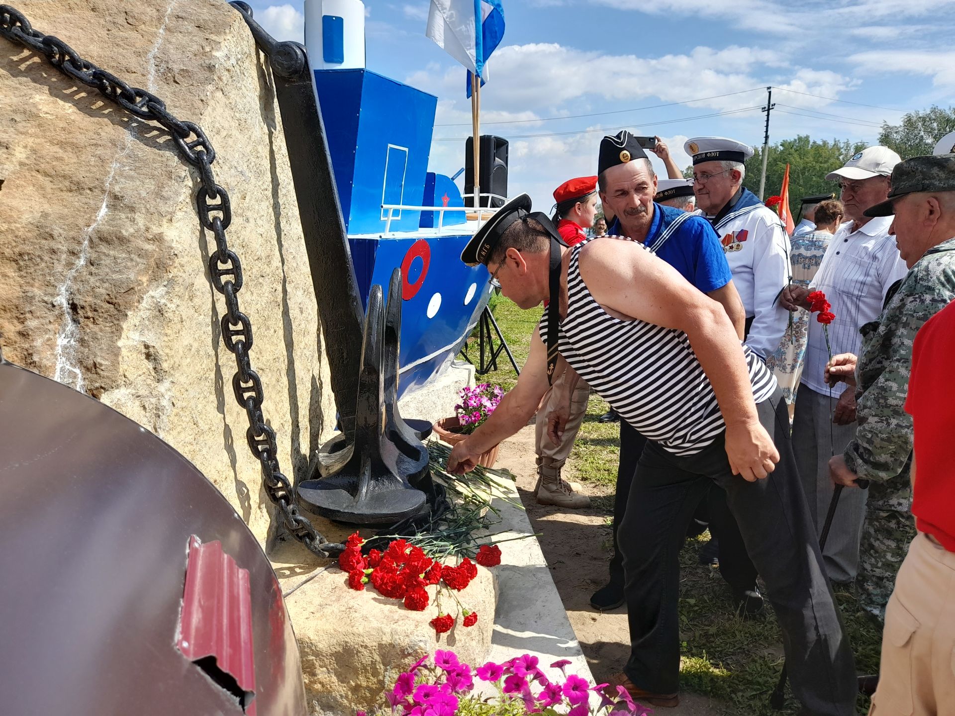 Теләче Дан аллеясында, хәрби диңгез флоты көне уңаеннан һәйкәл ачылды