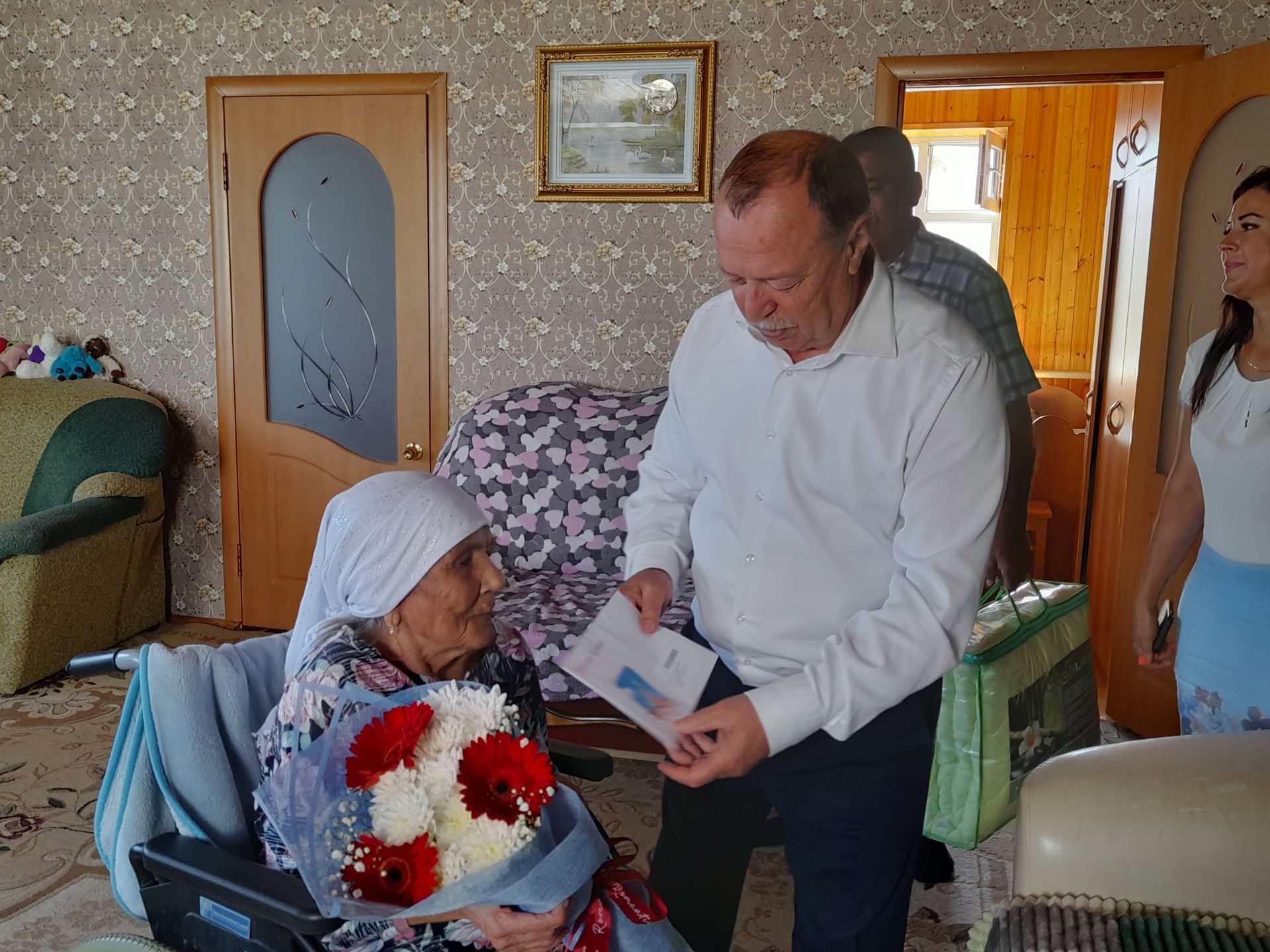 Бүген Үзәк бистәсендә гомер итүче райондашыбыз, ике Ленин һәм Октябрь революциясе орденнары кавалеры Әүһәдиева Фәридә Гәрәй кызының 90 яшьлек юбилее