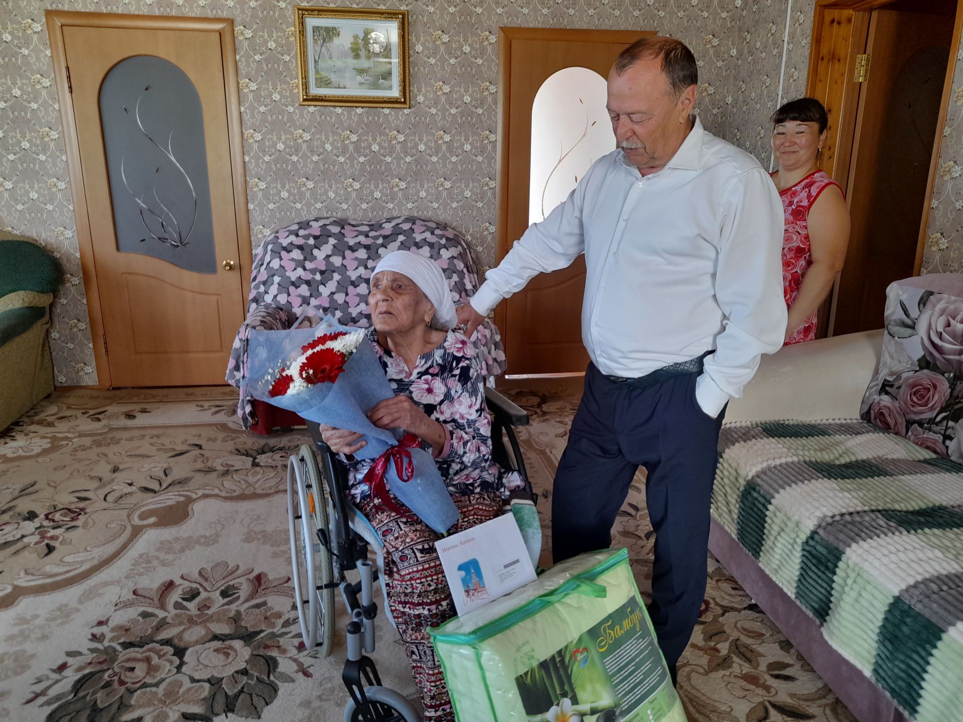 Бүген Үзәк бистәсендә гомер итүче райондашыбыз, ике Ленин һәм Октябрь революциясе орденнары кавалеры Әүһәдиева Фәридә Гәрәй кызының 90 яшьлек юбилее
