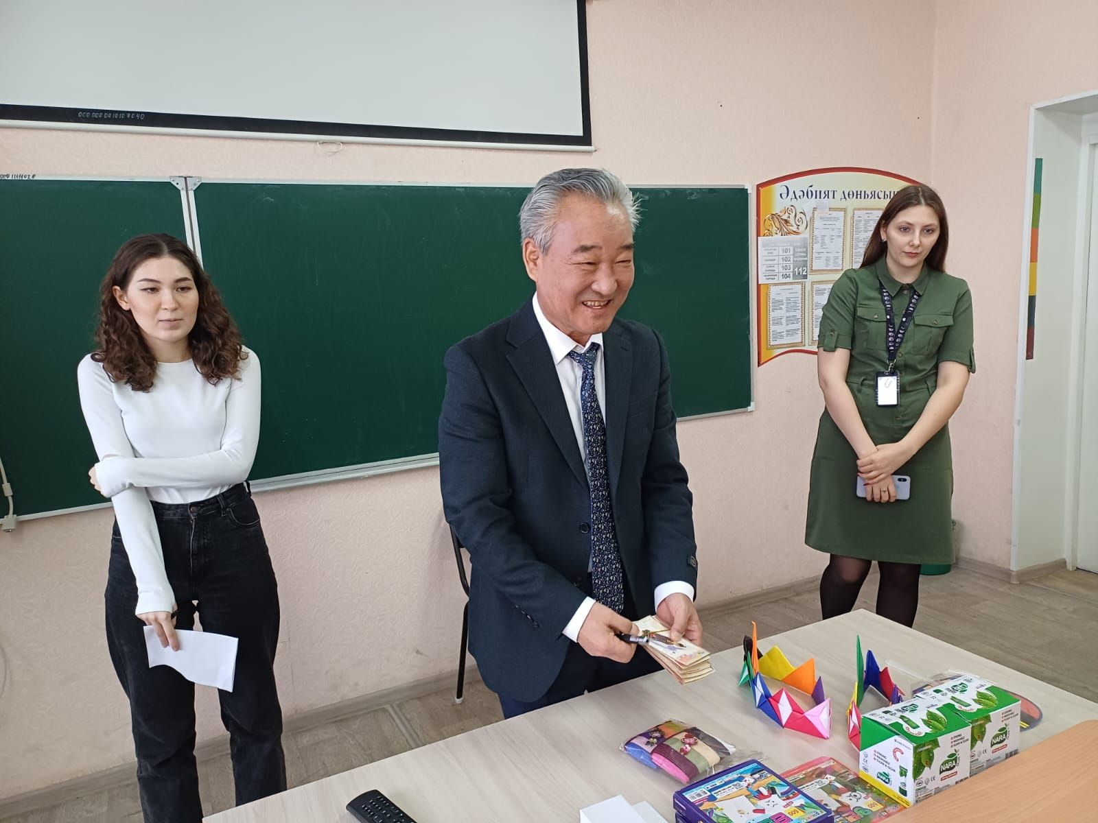 Корея вәкилләре Теләче урта мәктәбенә укучылар белән якыннан  аралашу өчен   килде