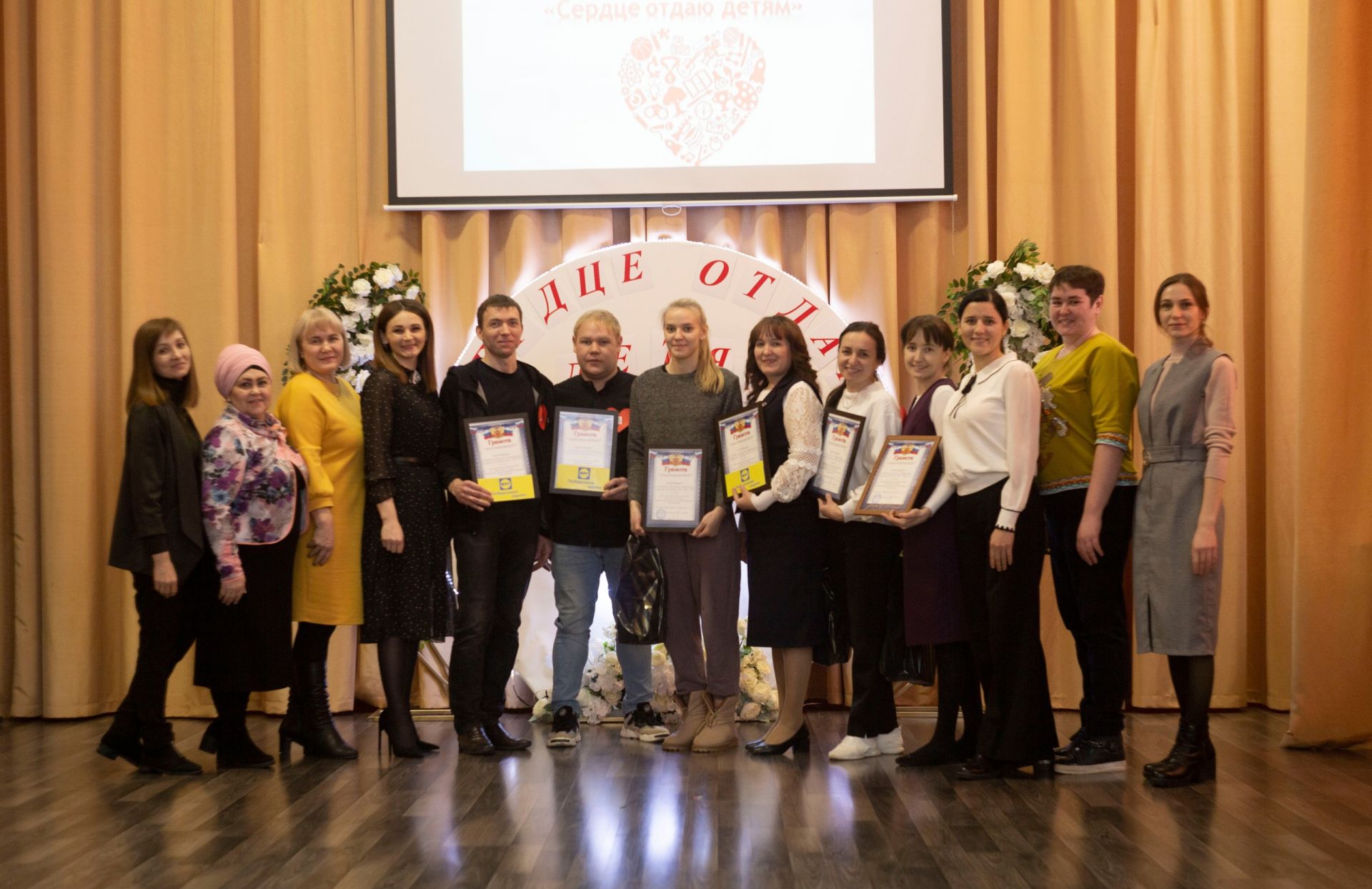 Бәйгедә балалар иҗат үзәгеннән өстәмә белем бирү педагоглары катнашты