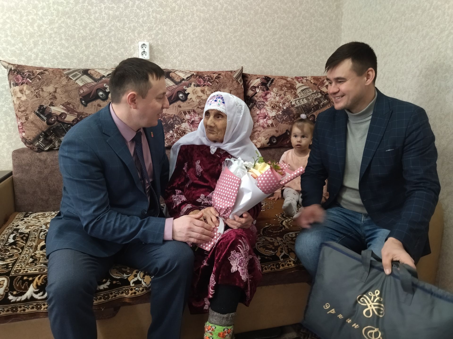 Дилбәр апа Габдрахманова 90 яшьлек юбилеен каршылады