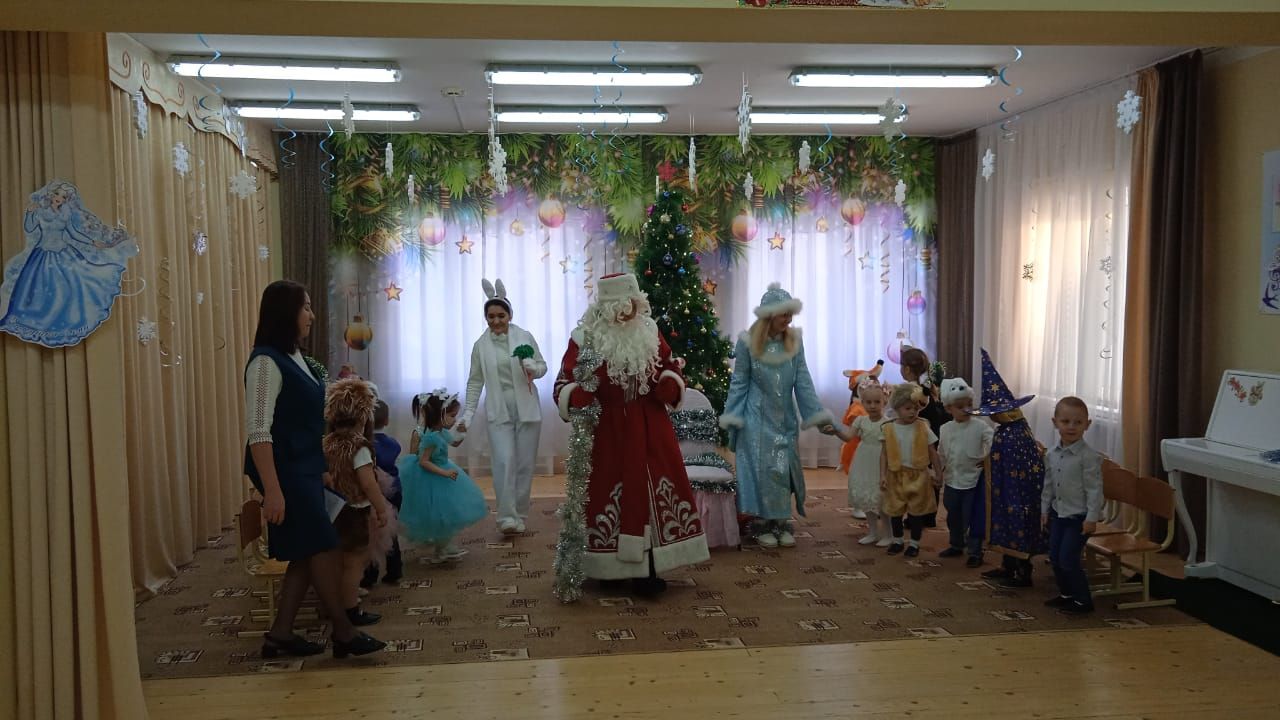 Кыш бабай һәм Кар Кызы белән күңел ачтылар