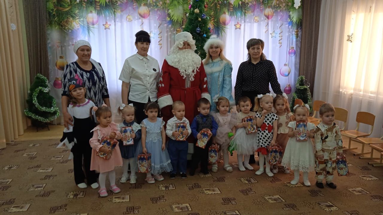Кыш бабай һәм Кар Кызы белән күңел ачтылар