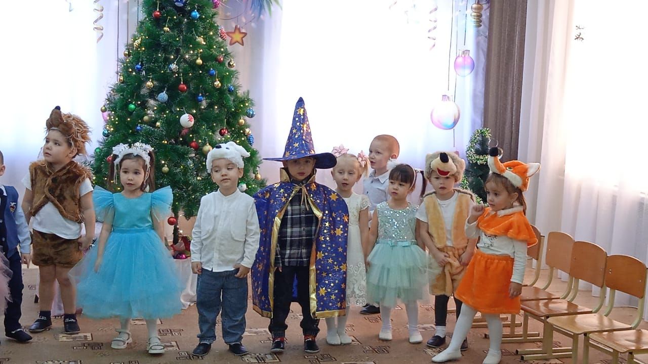 Кыш бабай һәм Кар Кызы белән күңел ачтылар