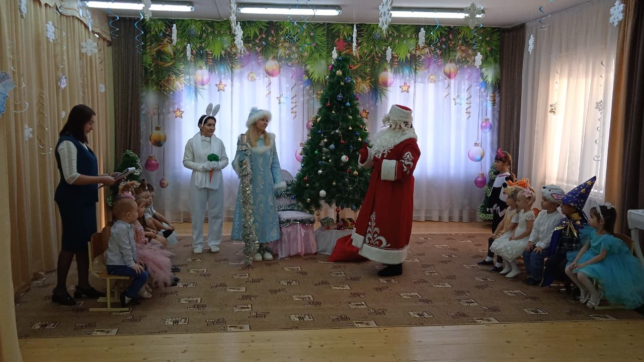 Кыш бабай һәм Кар Кызы белән күңел ачтылар