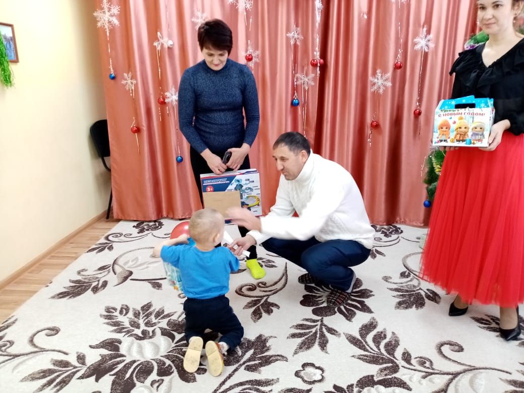 Сабыйларны сөендерделәр