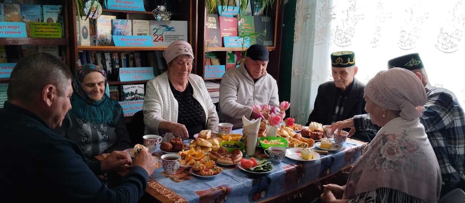 «Безнең гаилә- тату гаилә» дип исемләнгән түгәрәк өстәл артында очрашу узды