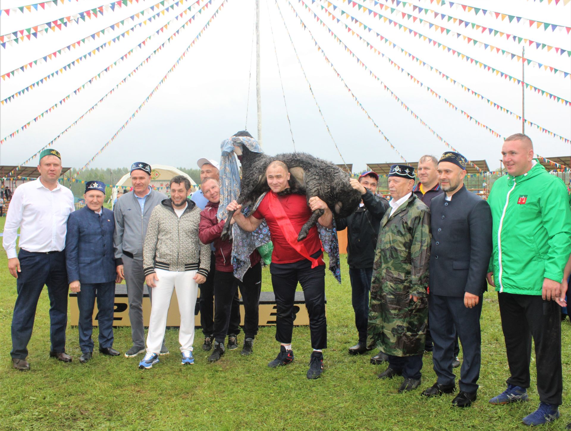 Сабан туе күрке булган милли көрәштә кечкенәләрдән алып зурларга кадәр бил алышты