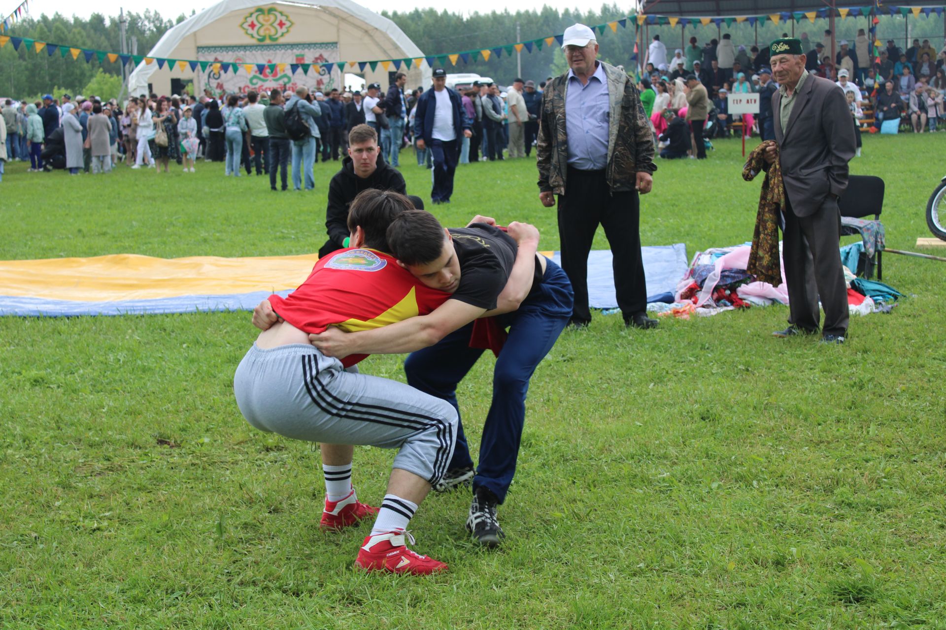 Сабан туе күрке булган милли көрәштә кечкенәләрдән алып зурларга кадәр бил алышты