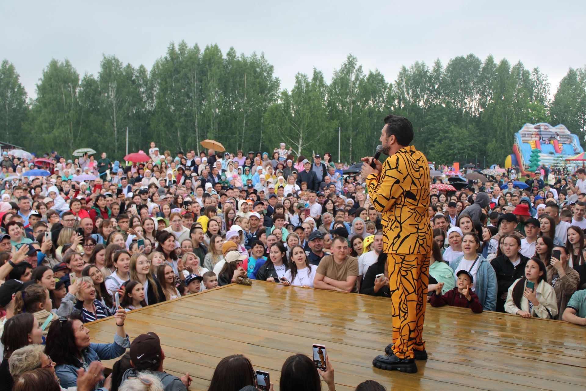Сәхнә яныннан кеше өзелмәде