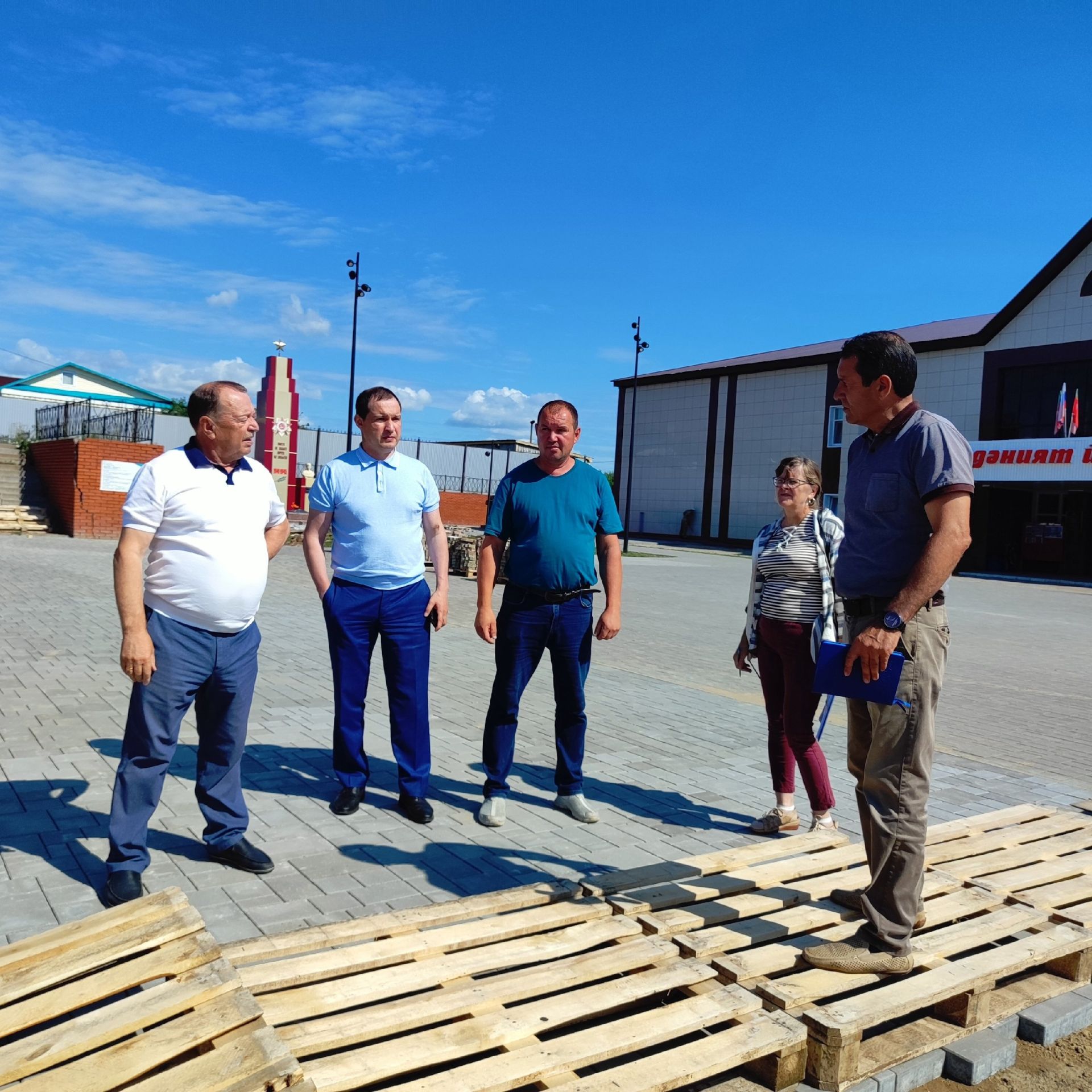 Төзелеш объектларында эш барышы белән таныштылар