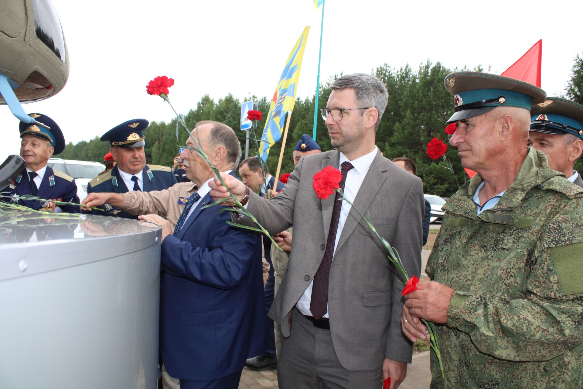 «Ансат» вертолеты озатып кала, каршы ала