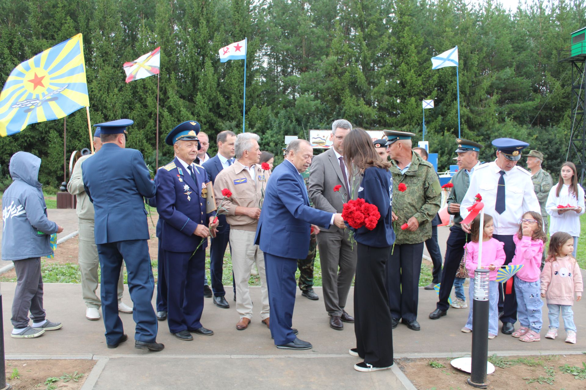 «Ансат» вертолеты озатып кала, каршы ала