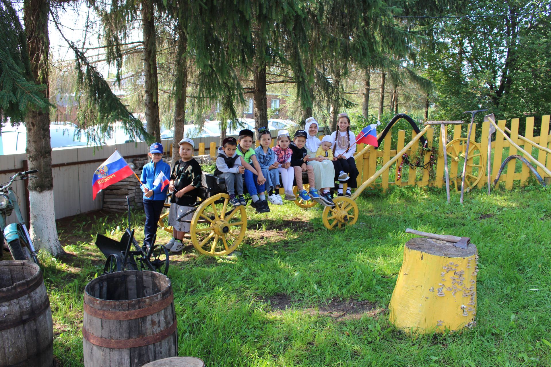 Россия флагы көне һәм Бөтендөнья китап сөючеләр көне уңаеннан бәйрәм чарасы узды