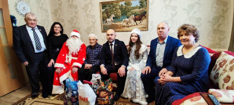 Район җитәкчеләре Бөек Ватан сугышы ветеранын Яңа ел белән котладылар