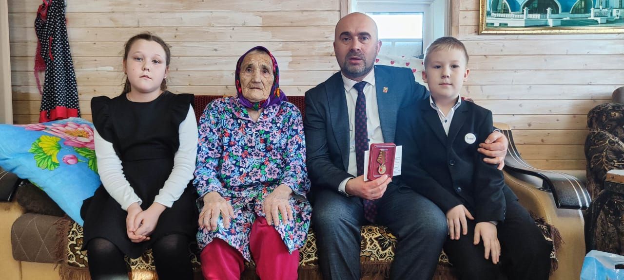 Район башлыгы «Бөек Ватан сугышында Җиңүнең 80 еллыгы» юбилей медальләрен тапшырды