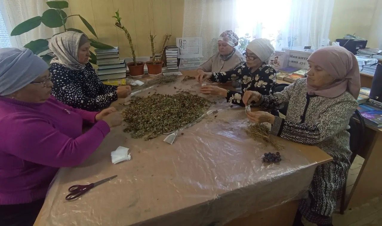 Өлкәннәр тәмле хуш исле үләннәрдән чәй әзерләде