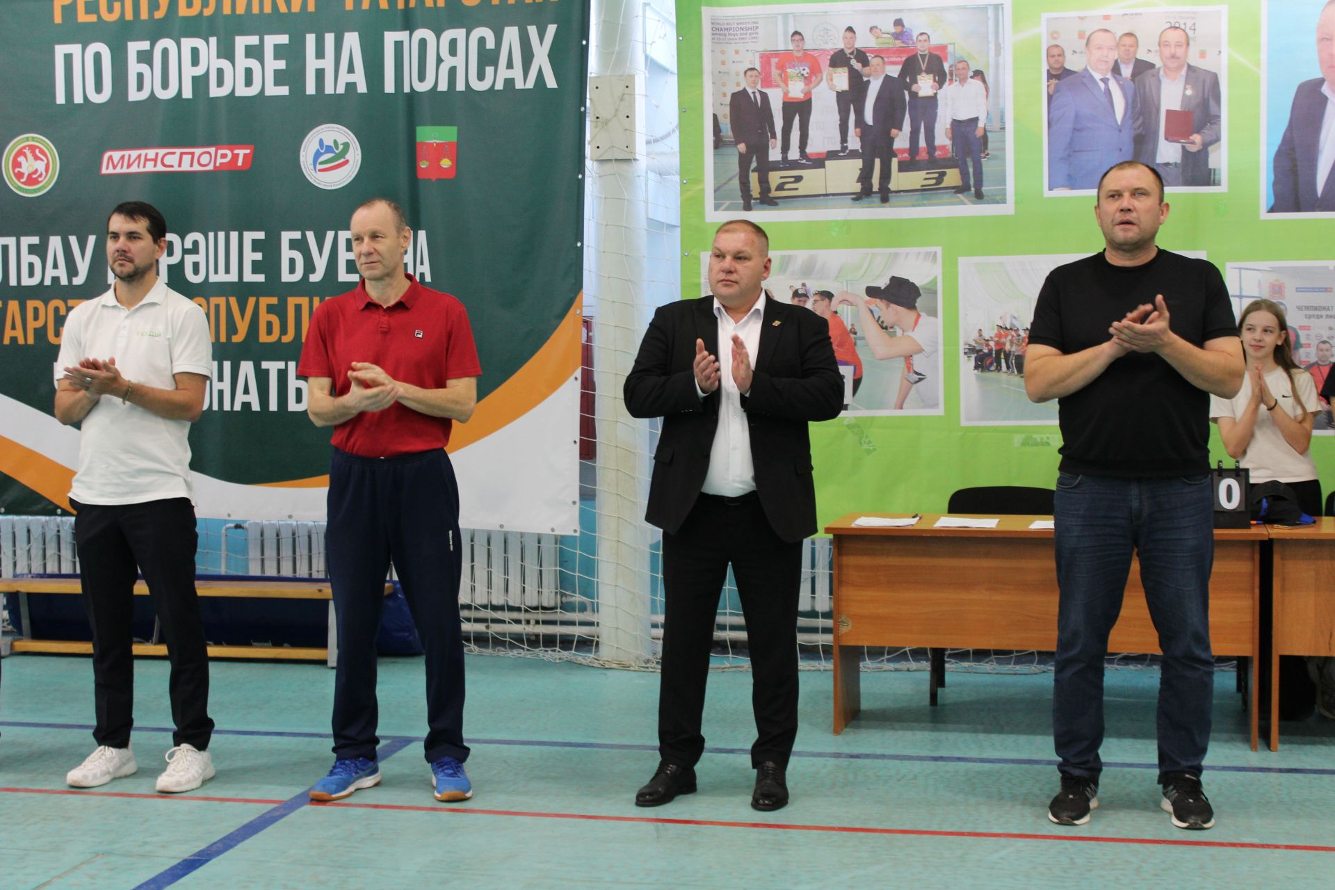 Яшүсмер егетләр туп суга