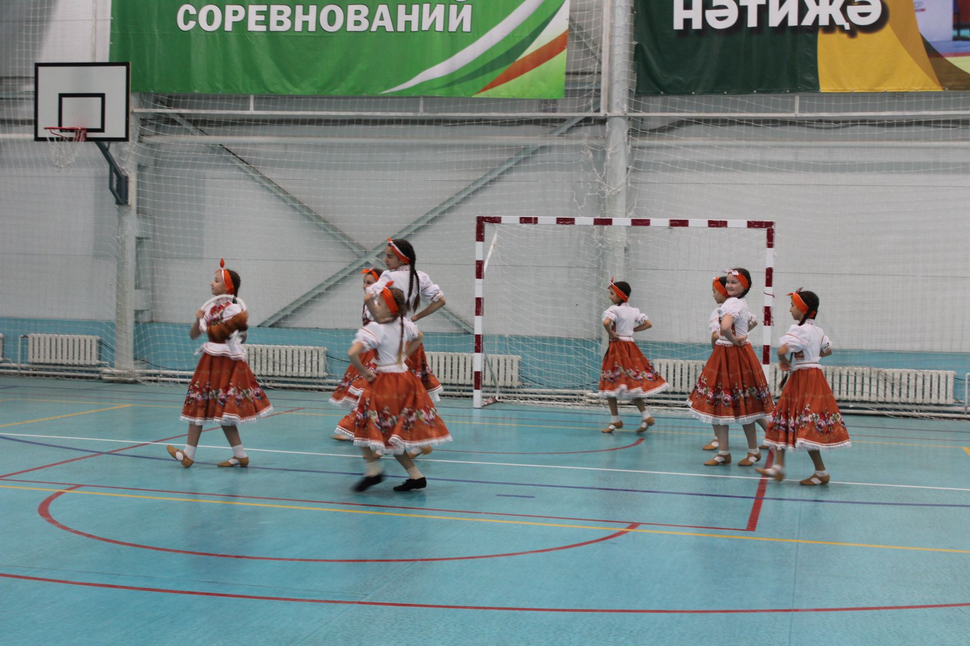 Яшүсмер егетләр туп суга