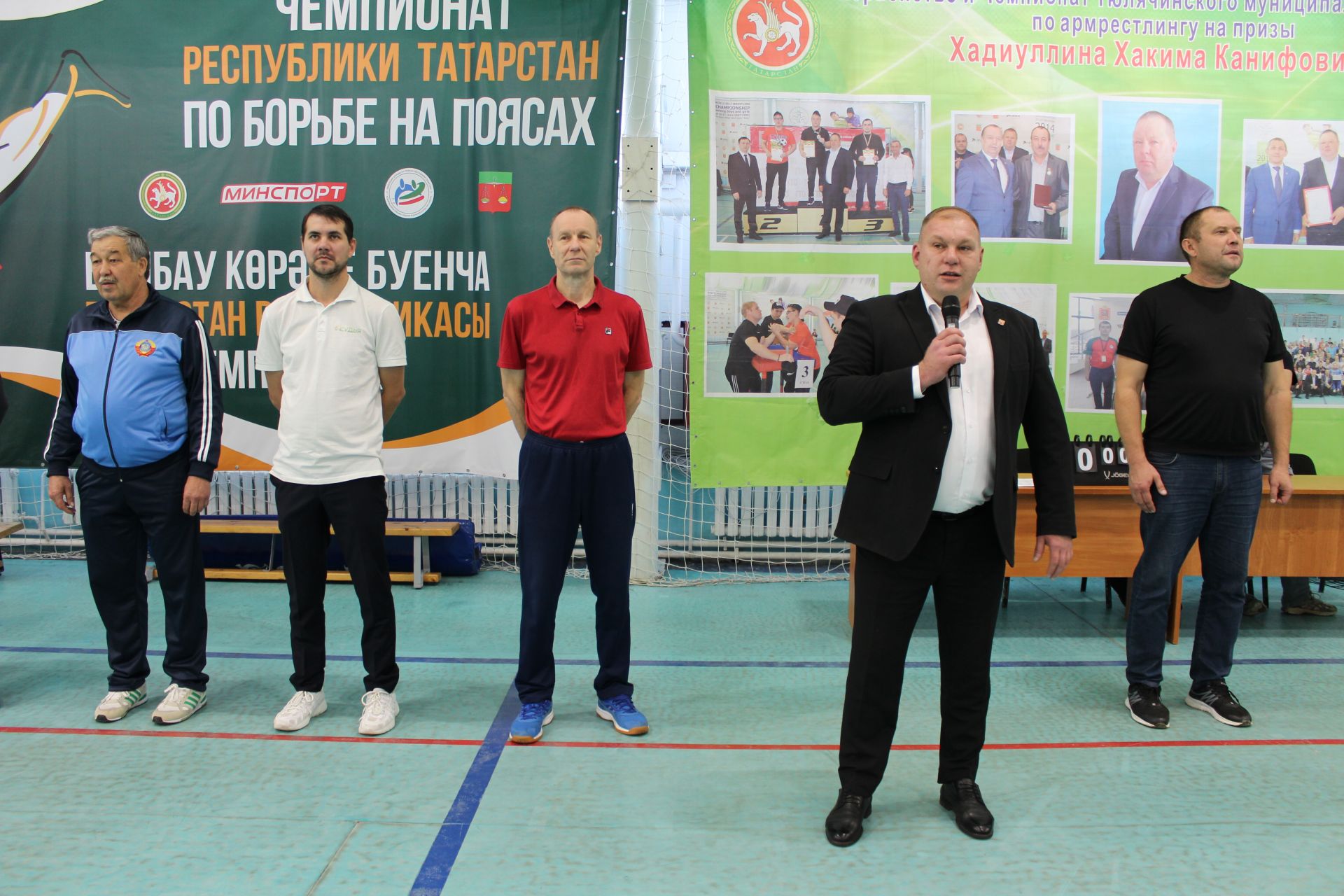 Яшүсмер егетләр туп суга