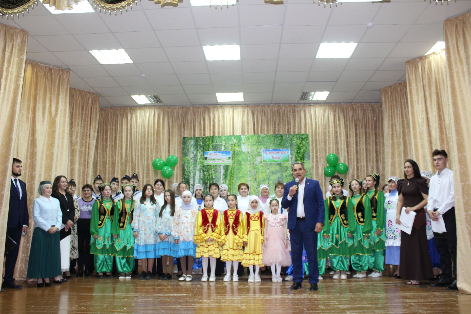 Укучылар, укытучылар сәхнә тотты