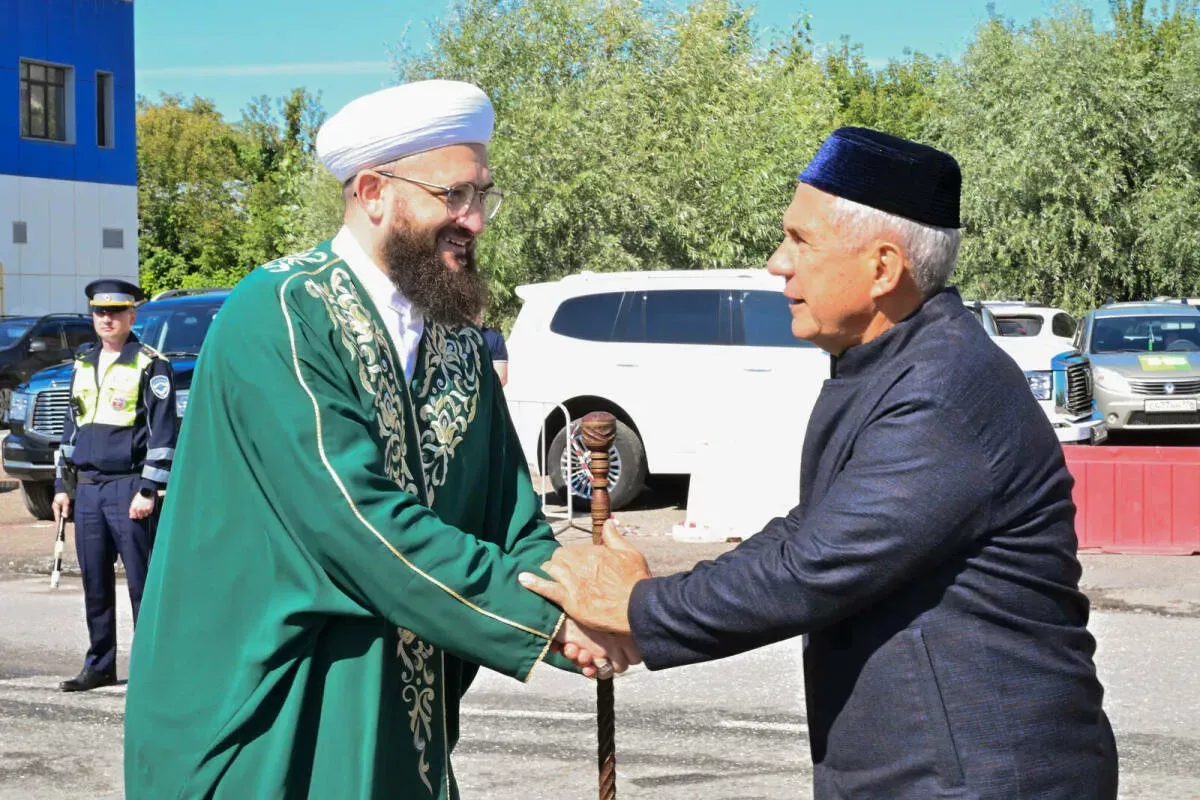 Миңнеханов Казанда төзекләндерелгән «Раджаб » мәчетендә булды