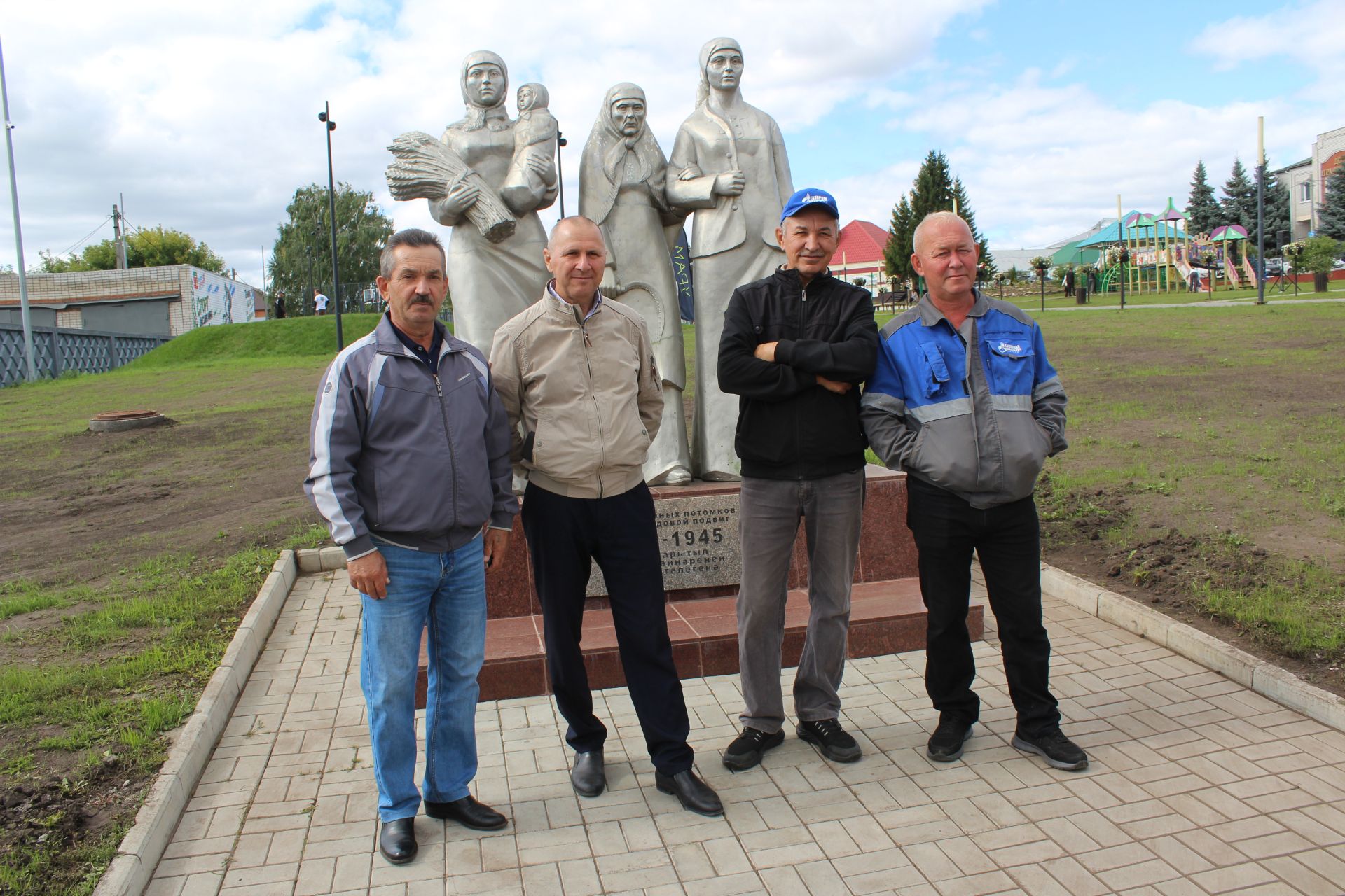 Бүген Теләчедә танылган шәхесләребез хөрмәтенә бюстлар ачылды