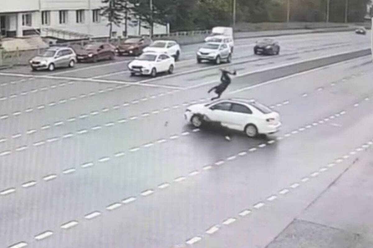 Казанда мотоциклчы таксига бәрелгән