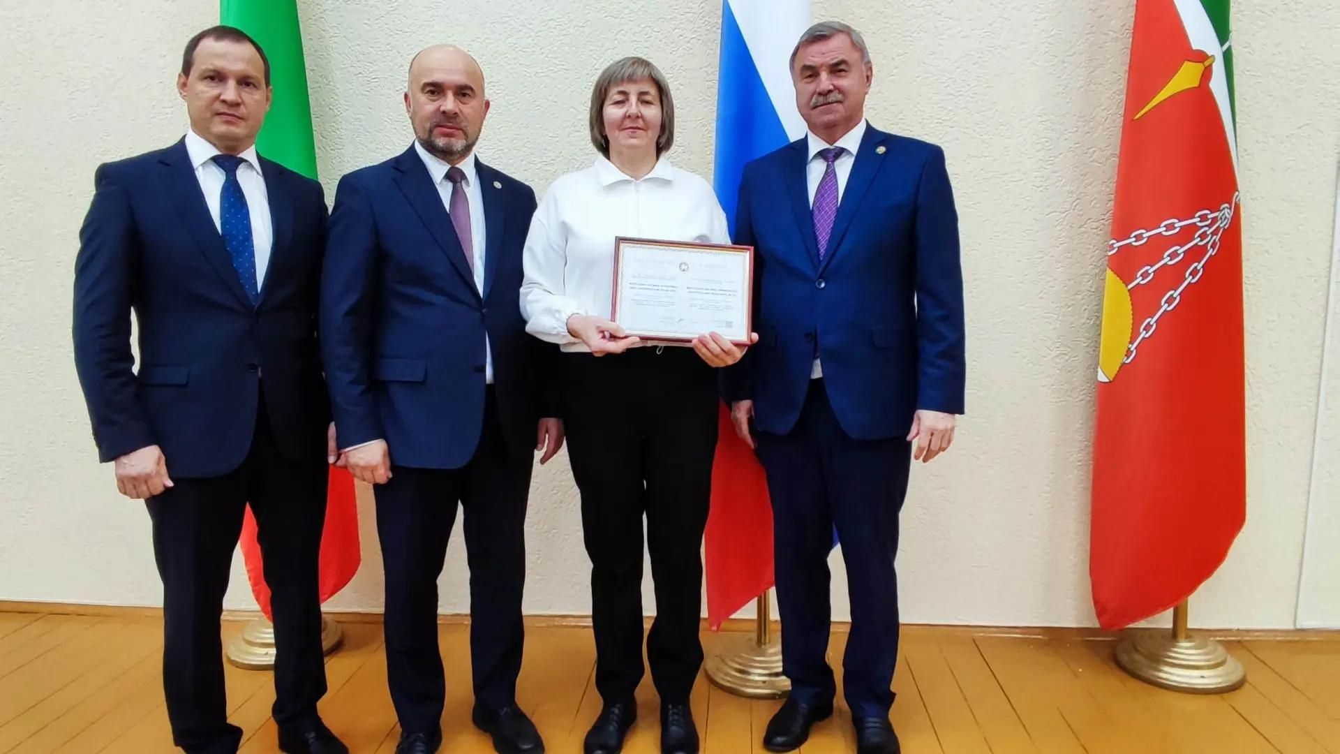 Намуслы хезмәтләре өчен таныклык тапшырдылар