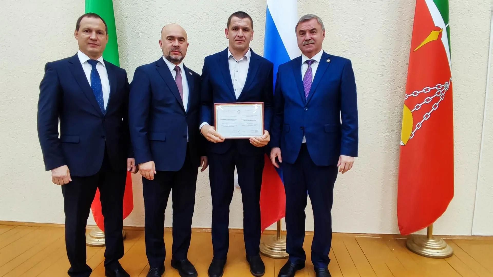 Намуслы хезмәтләре өчен таныклык тапшырдылар