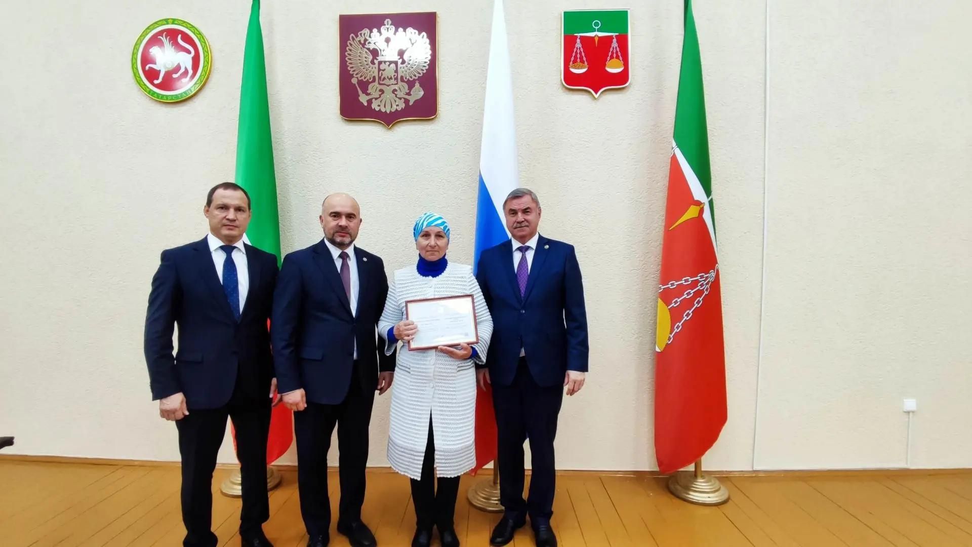 Намуслы хезмәтләре өчен таныклык тапшырдылар