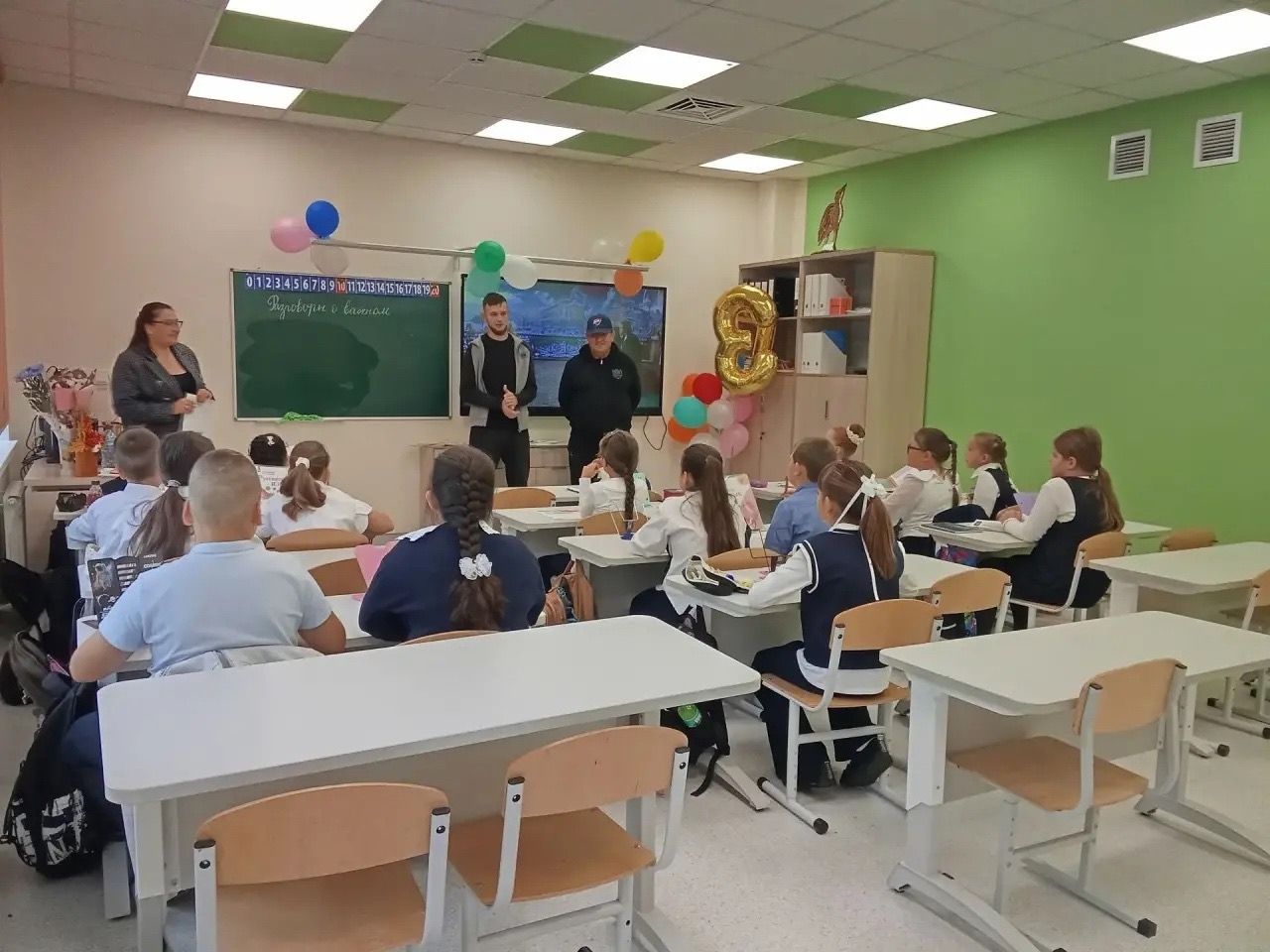 «Яшьлек» спорт мәктәбе хезмәткәрләре  укучылар янында  кунакта