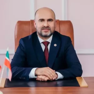Хөрмәтле Айрат Гилванович!Туган көнегез – 45 яшьлек юбилеегыз уңаеннан ихлас котлауларыбызны җиткерәбез