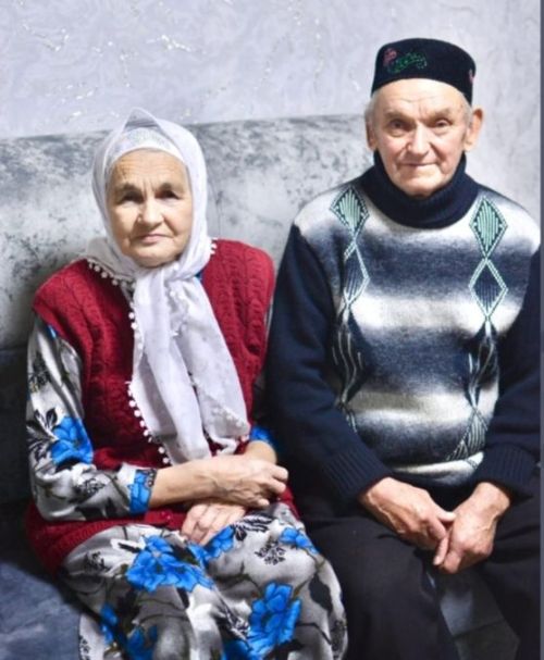 Олы Мәтәскә авылында яшәүче ЗӨФӘР ФӘЙЗРАХМАН УЛЫ һәм ФИРАЯ ВАКЫЙФ КЫЗЫ ЯКУПОВЛАРга 8 февральдә пар канатлы булып бергә гомер итә башлауларына 50 ел тула
