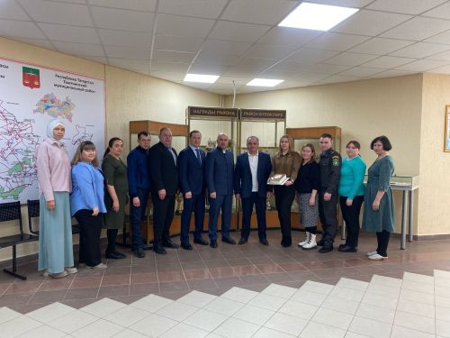 Бүген районның авыл хуҗалыгы һәм азык-төлек идарәсе җитәкчесе Ралиф Хәниф улы Низаметдиновка 65 яшь тула