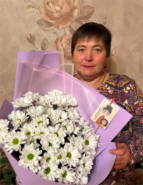 Кадерле Әниебез! Сине чын күңелебездән 50 яшьлек юбилеең белән котлыйбыз.