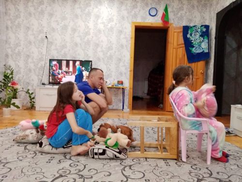 Теләче авылыннан Вәлиәхметова Мәдинә  «Әтием - гаилә терәге» район  бәйгесендә катнаша