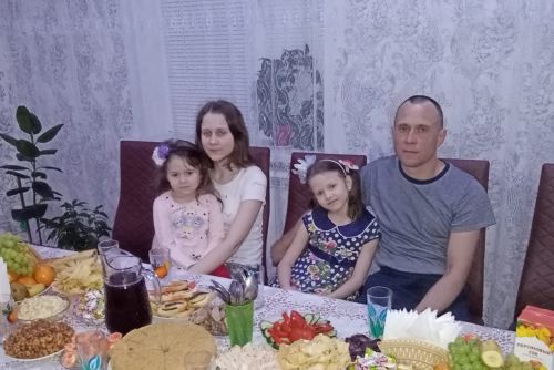 Теләче авылыннан Вәлиәхметова Мәдинә  «Әтием - гаилә терәге» район  бәйгесендә катнаша