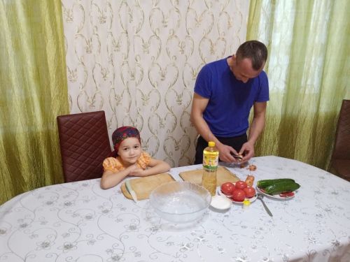 Теләче авылыннан Вәлиәхметова Мәдинә  «Әтием - гаилә терәге» район  бәйгесендә катнаша