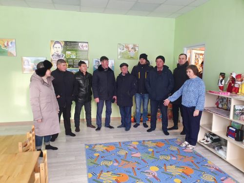 Дәүләт ярдәме белән үз эшчәнлекләрен башлаган гаиләләр белән аралаштылар