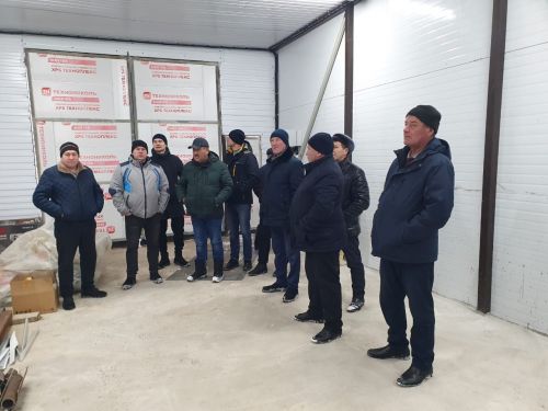 Дәүләт ярдәме белән үз эшчәнлекләрен башлаган гаиләләр белән аралаштылар