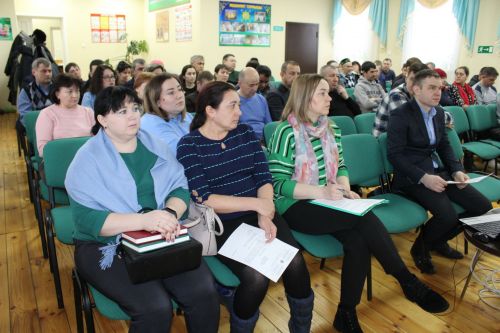 Берәүләр чиләк, икенчеләр кашык белән сава…