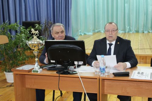 Берәүләр чиләк, икенчеләр кашык белән сава…