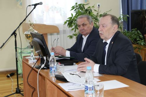 Берәүләр чиләк, икенчеләр кашык белән сава…