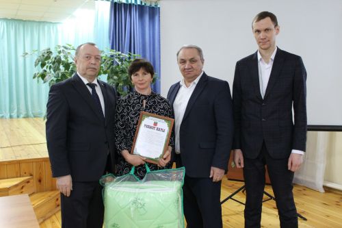 Берәүләр чиләк, икенчеләр кашык белән сава…