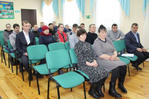 Берәүләр чиләк, икенчеләр кашык белән сава…