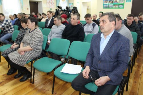 Берәүләр чиләк, икенчеләр кашык белән сава…