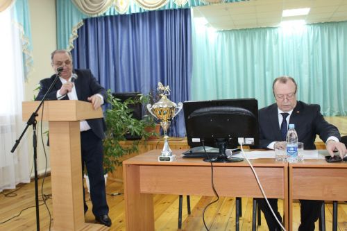 Берәүләр чиләк, икенчеләр кашык белән сава…