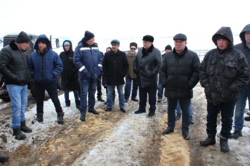 Берәүләр чиләк, икенчеләр кашык белән сава…